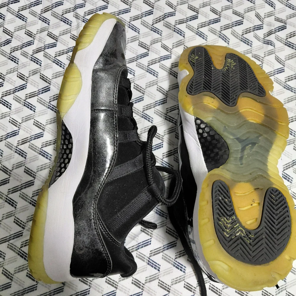 Jordan Black and Yellow Sneakers - Picture 5 of 8